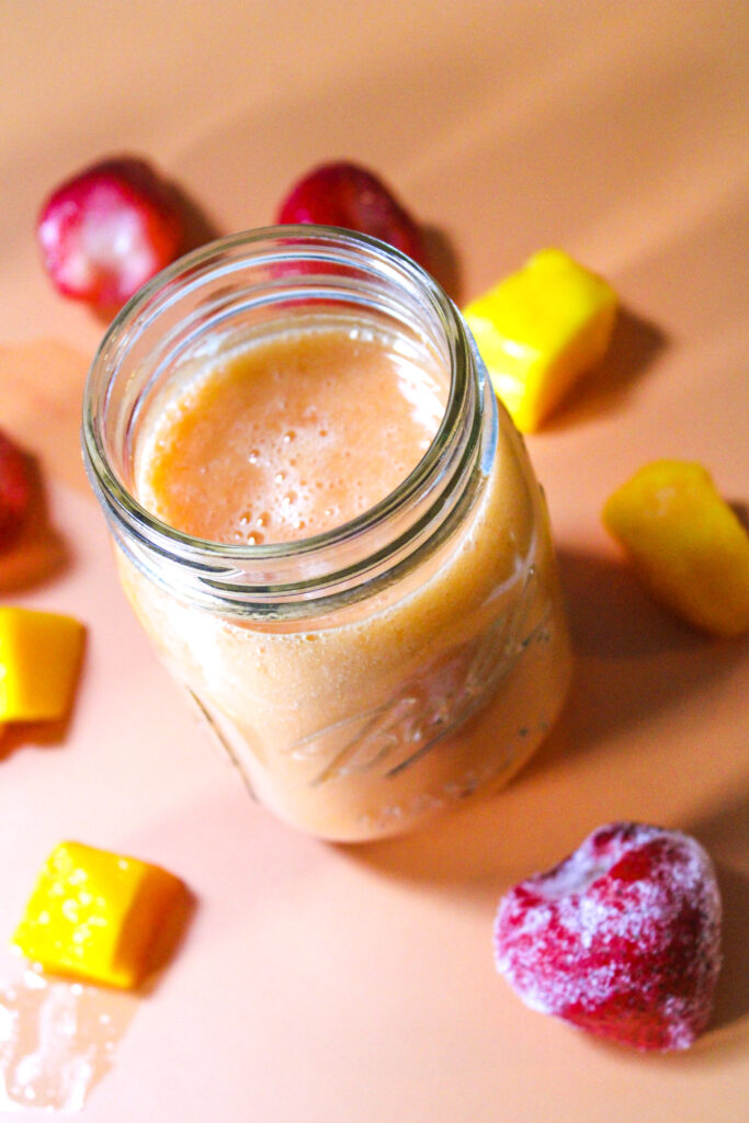 Blended Strawberry Mango Lemonade in a maso jar.